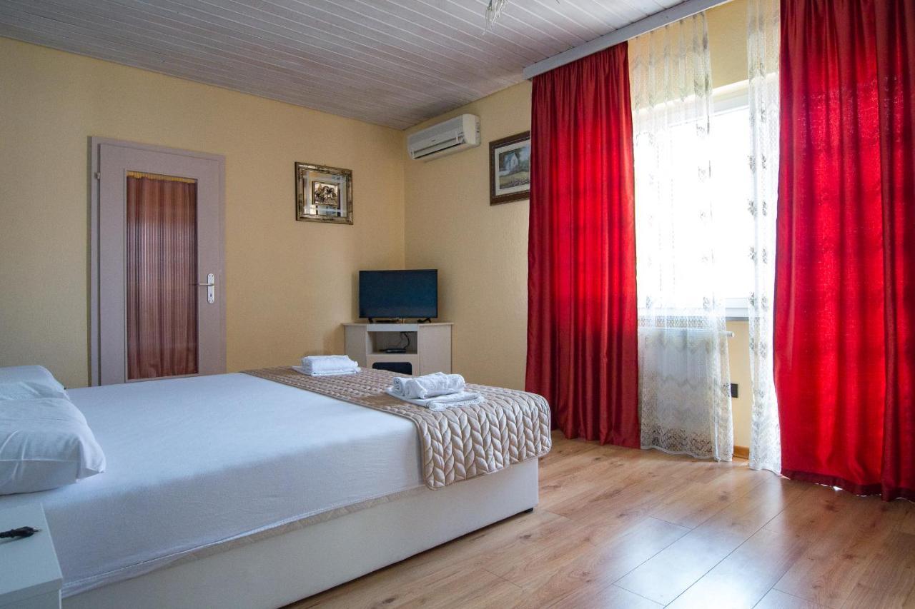 Apartments Babaja 奥米什 外观 照片